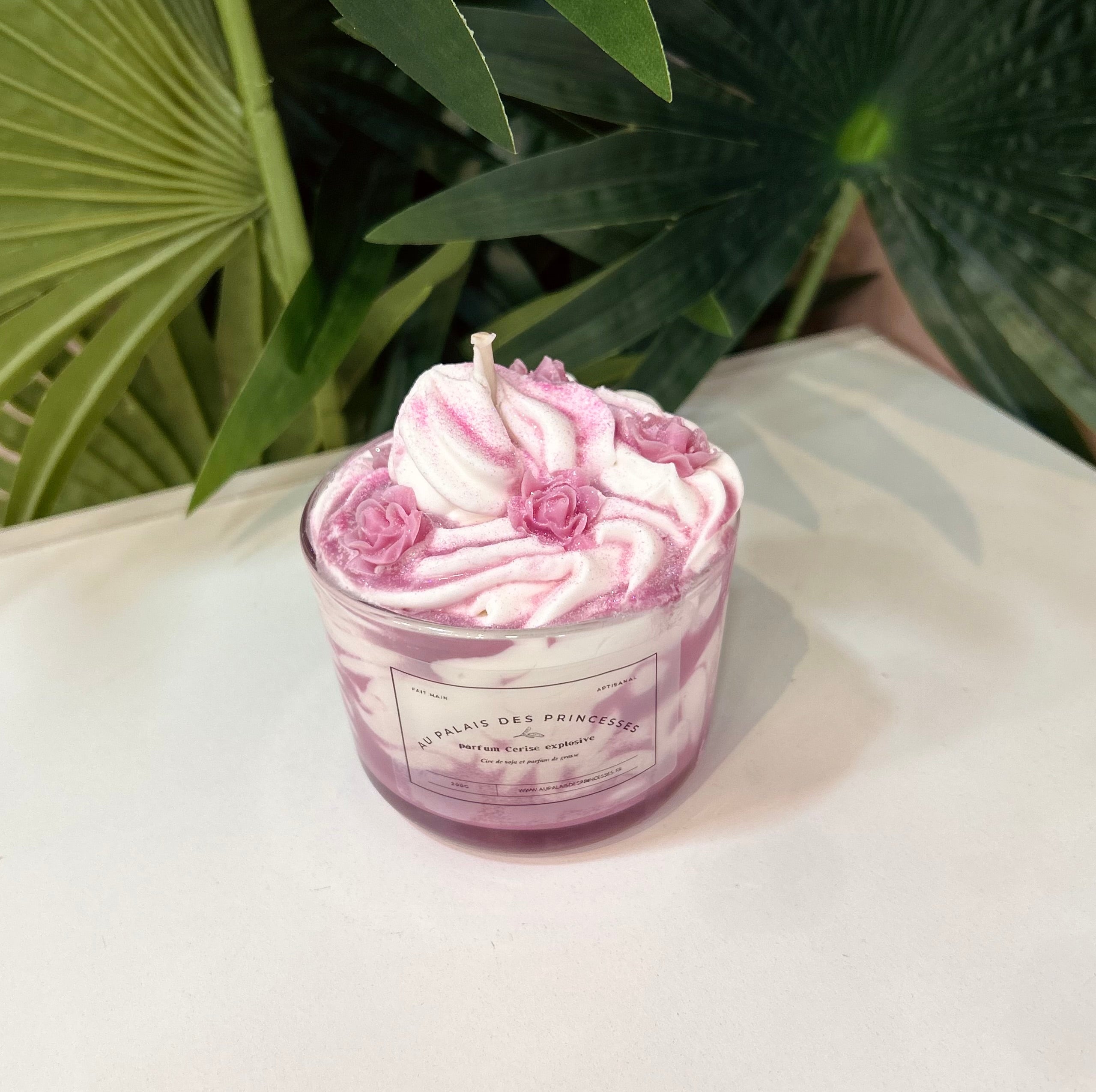 BOUGIE TROMPE L'OEIL CHANTILLY CERISE EXPLOSIVE